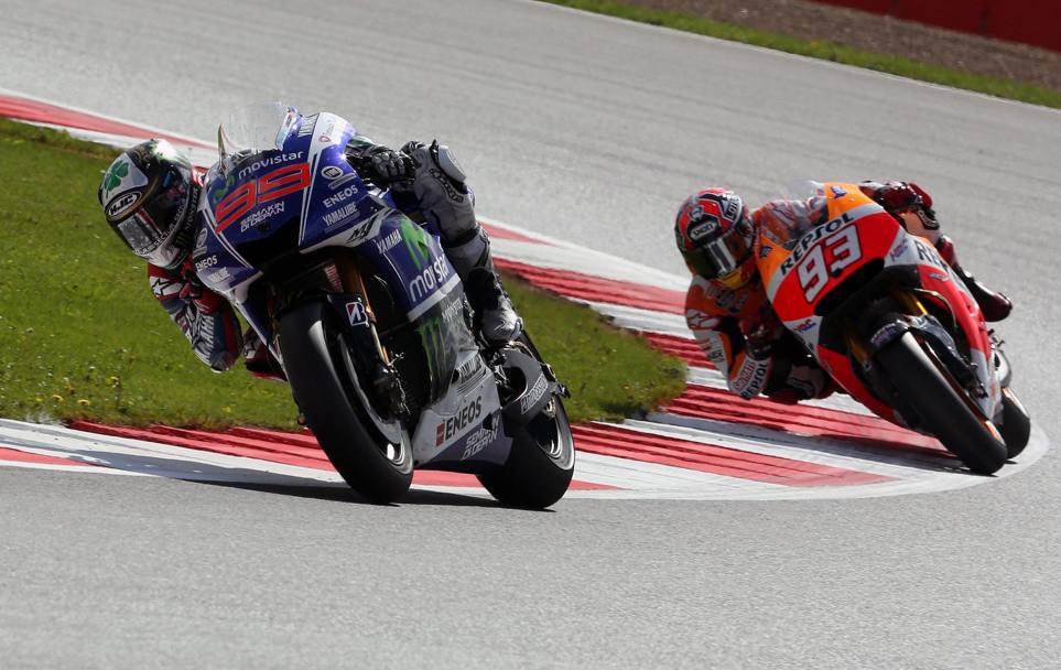 Lorenzo impone alla gara un ritmo forsennato, solo Marquez gli sta dietro. Reuters